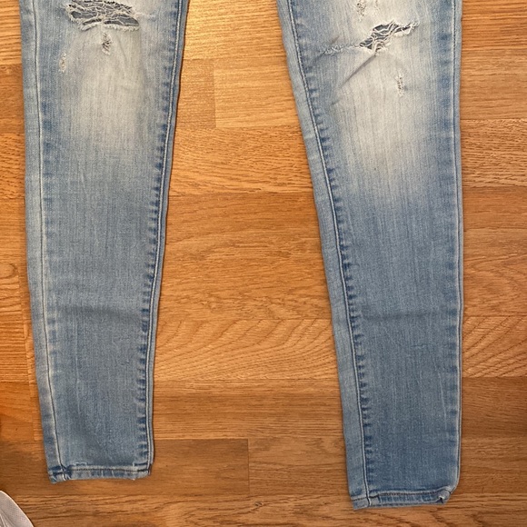 Levi’s skinny jeans in size 24 - Picture 3 of 3